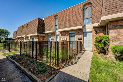 7476 Country Brook Dr, Indianapolis, IN, 46260-3400 | Card Image