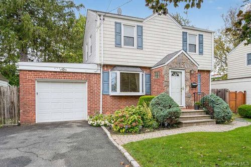 453 Andrews Rd, Mineola, NY, 11501-1003 | Card Image