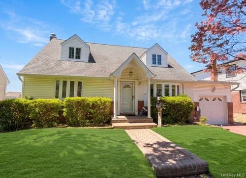 31 Stoothoff Dr, New Hyde Park, NY, 11040-3620 | Card Image