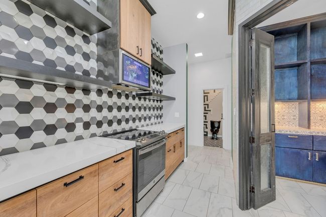 Check out the hi-tech kitchen. | Image 13