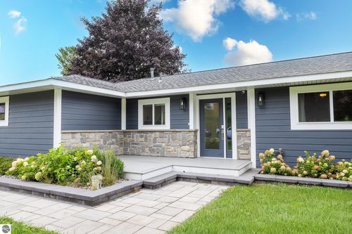 3363 Scenic Hills Dr, Williamsburg, MI, 49690-9319 | Card Image