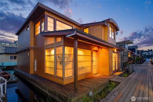 slip-l-2339 Fairview Ave E, Seattle, WA, 98102-3363 | Card Image
