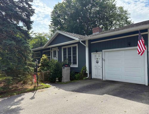 32 Clover St, Exeter, NH, 03833-1935 | Card Image