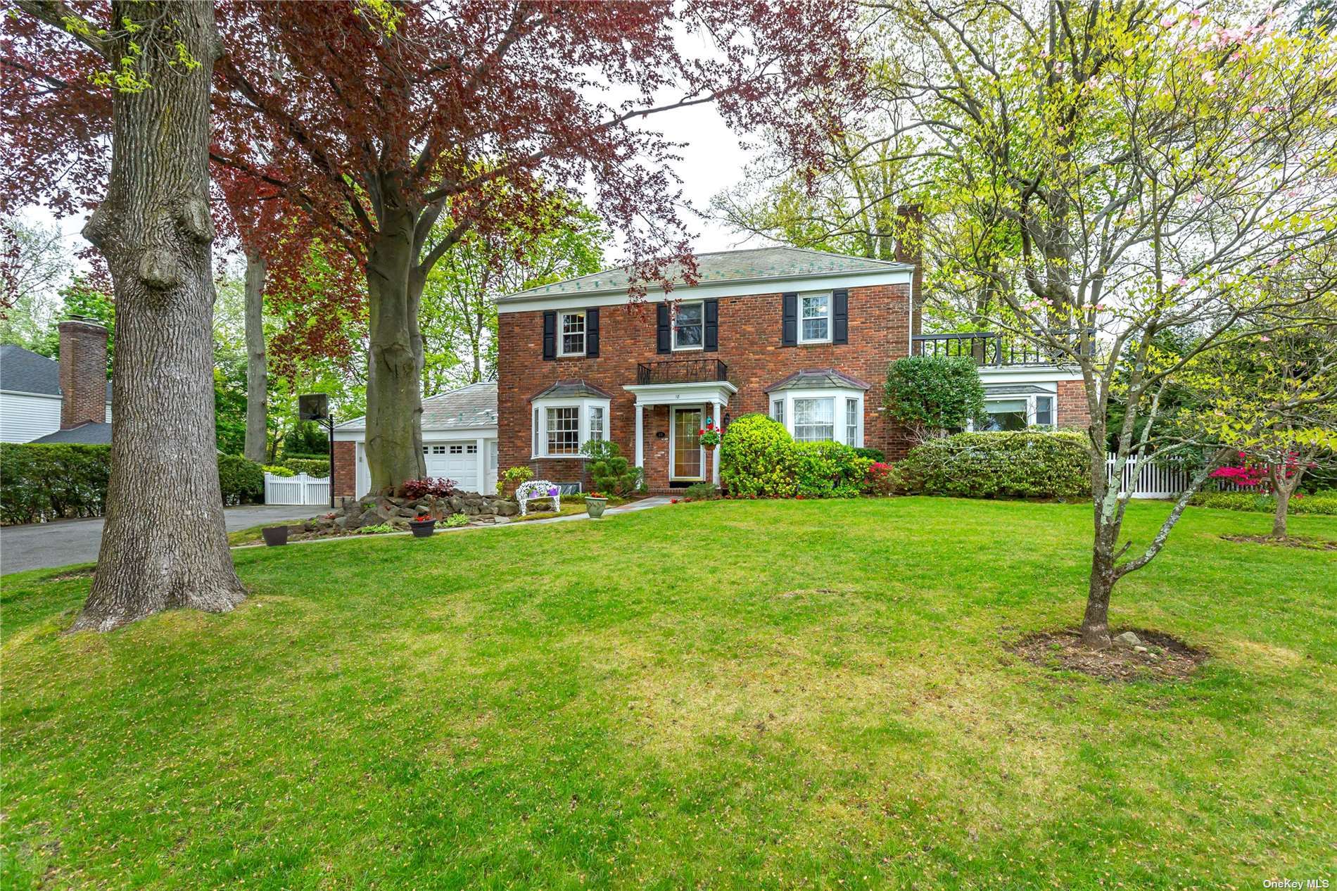 18 Meadow Woods Road, Sold in Great Neck Zoocasa