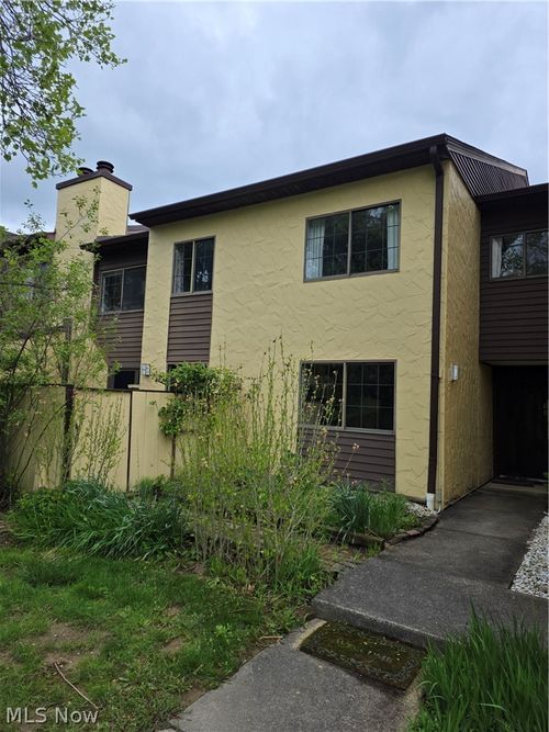 879 Hampton Ridge Dr, Akron, OH, 44313-8136 | Card Image