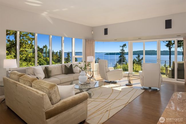 A light and welcoming interior flows into the captivating natural scenery. | Image 5
