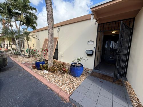 6932 Crown Gate Dr, Miami Lakes, FL, 33014-2005 | Card Image