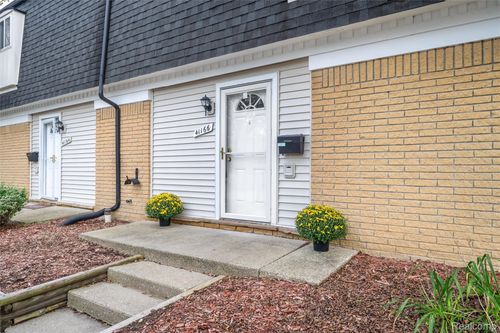 41166 N Woodbury Green Dr, Van Buren Twp, MI, 48111-3028 | Card Image