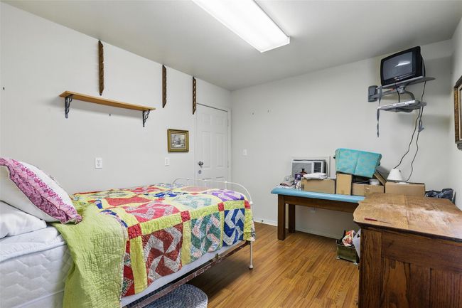 Room inside detached shop | Image 36