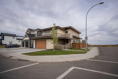 1401 Halifax Rd W, House detached with 3 bedrooms, 2 bathrooms and 4 parking in Lethbridge AB | Image 2