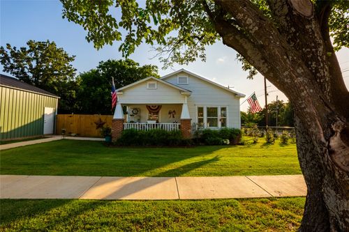 611 Grayson St, Nocona, TX, 76255-1618 | Card Image