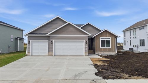 2950 Prairie Farms Cir S, Fargo, ND, 58104-4800 | Card Image