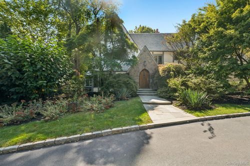 18 Heights Rd, Manhasset, NY, 11030-1413 | Card Image