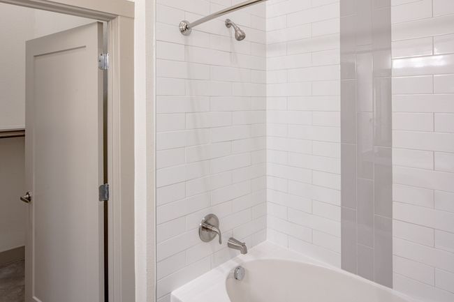 Bathroom with tiled shower / bath | Image 8