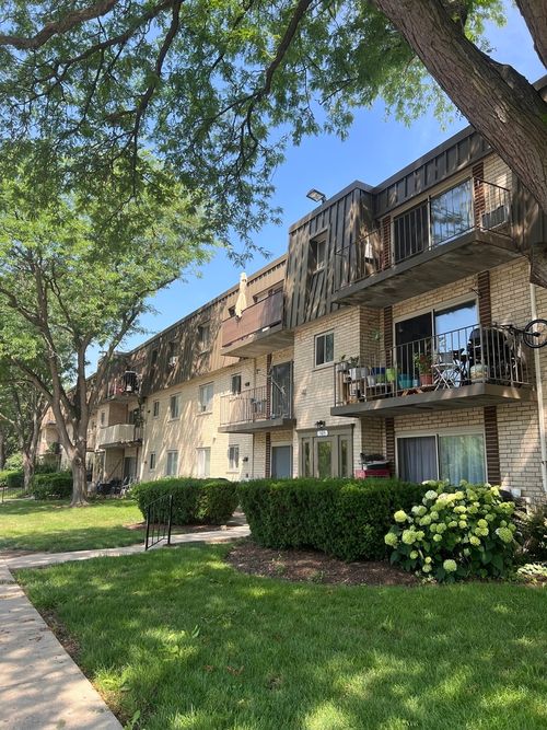 apt-2l-565 Fairway View Dr, Wheeling, IL, 60090-3851 | Card Image