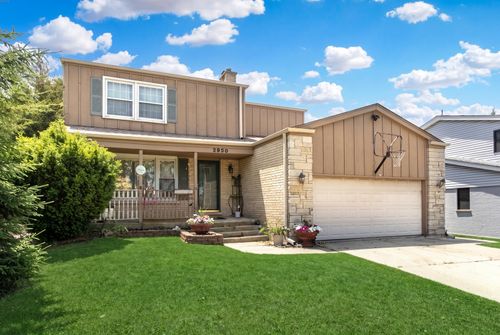2950 Briarwood Dr W, Mount Prospect, IL, 60056-5403 | Card Image