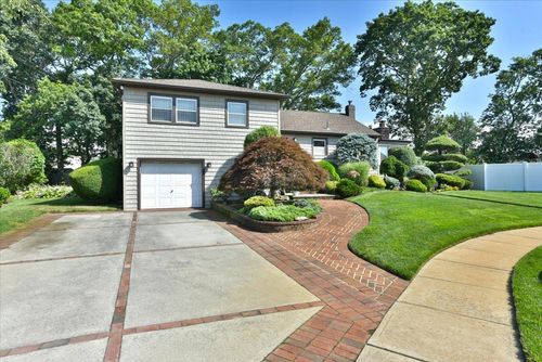 18 Robin Ter, Massapequa Park, NY, 11762-3528 | Card Image