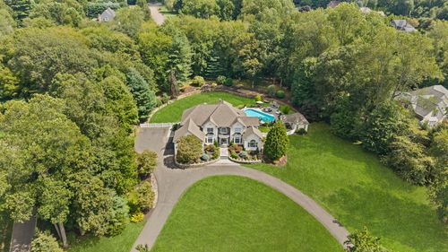 32 Hidden Pond Ln, Trumbull, CT, 06611-4066 | Card Image