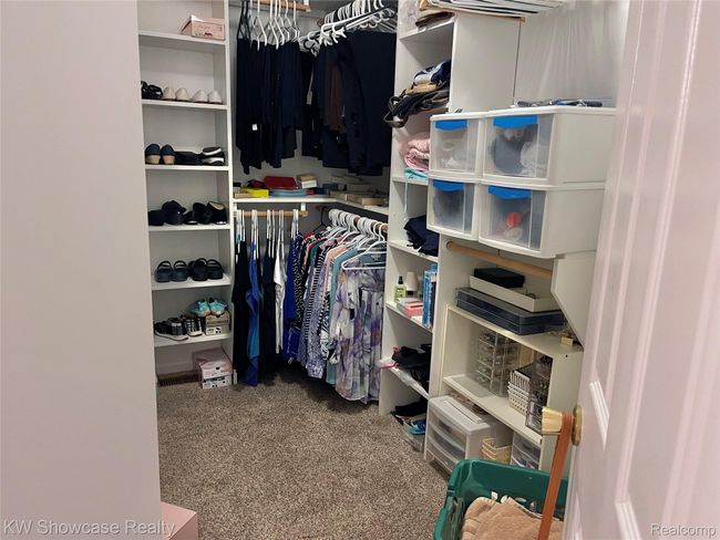 Walk-in Closet | Image 21