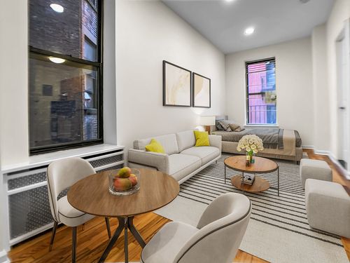 6a-151 E 81st St, New York, NY, 10028-1820 | Card Image