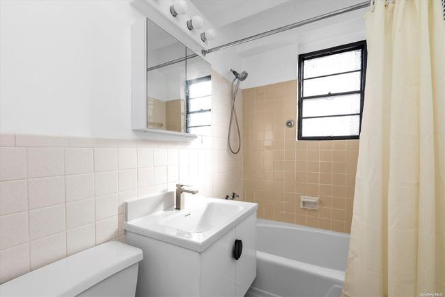 Bathroom | Image 17