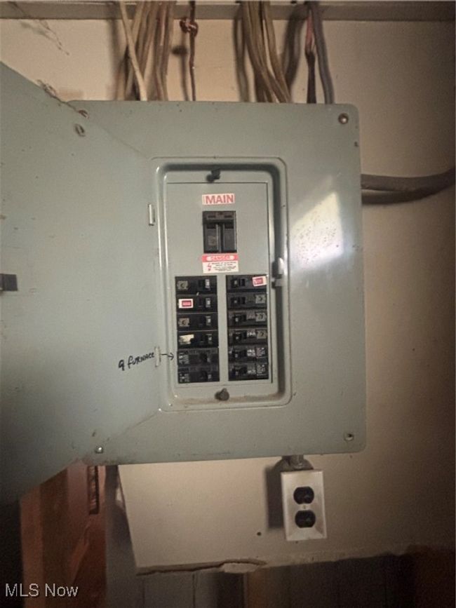 Utility room with electric panel | Image 13