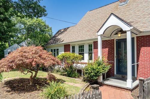 16 Roundwood Rd, Newton, MA, 02464-1217 | Card Image