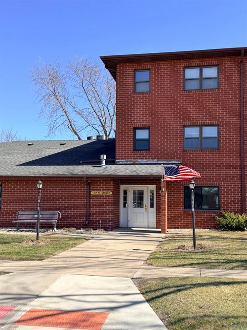 1317 Seneca St, Storm Lake, IA, 50588-1976 | Card Image