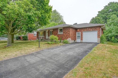 335 Delcrest Ave, Delhi, ON, N4B2S8 | Card Image