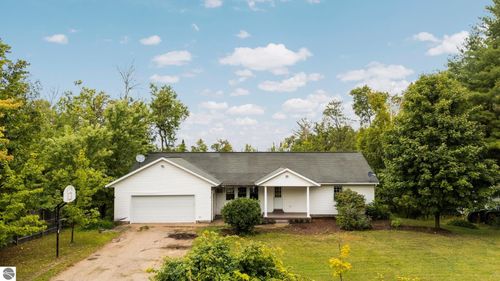 1719 Vanderlip Rd, Traverse City, MI, 49686-9161 | Card Image