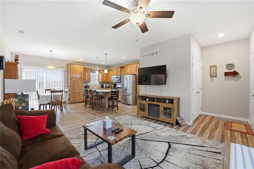 941 N Cottonwood Ct, Tonganoxie, KS, 66086-5521 | Card Image