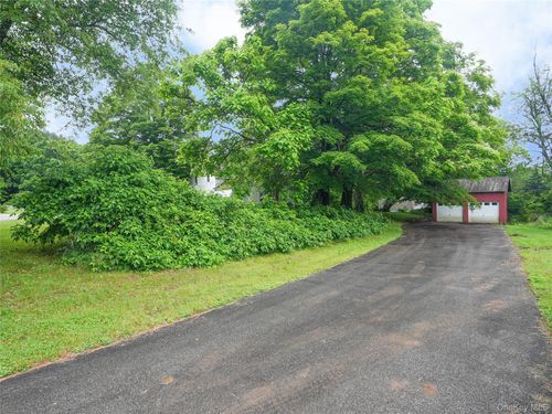 559 N Quaker Ln, Hyde Park, NY, 12538-3011 | Card Image