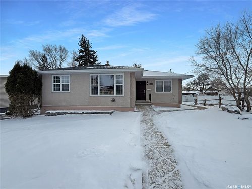 1110 Bothwell Dr, Swift Current, SK, S9H1Z9 | Card Image