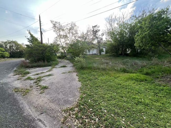 Right side of the Circular Driveway | Image 4