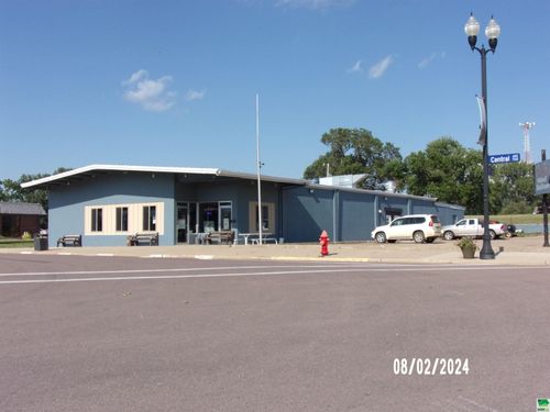 704 Central Ave, Hawarden, IA, 51023-2230 | Card Image