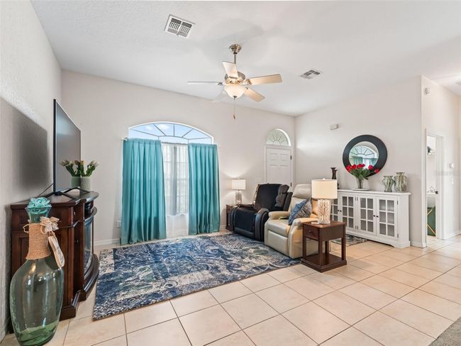 Living area w/10ft ceiling | Image 7
