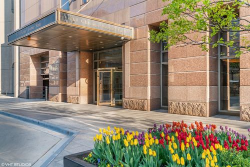 33de-161 E Chicago Ave, Chicago, IL, 60611-6670 | Card Image