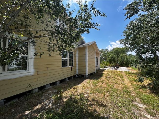 410 E 3 Rd St, House other with 3 bedrooms, 2 bathrooms and null parking in Bishop TX | Image 4