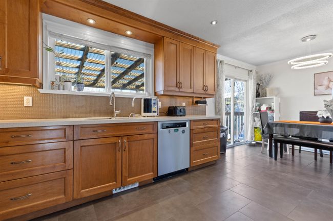 26673 32 A Avenue, House other with 6 bedrooms, 2 bathrooms and 2 parking in Langley BC | Image 6
