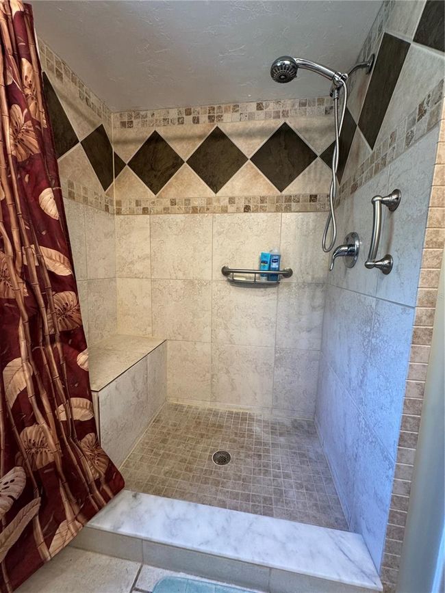 Walk in shower w/seat | Image 11