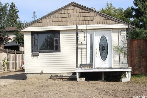 928 Fairford St E, Moose Jaw, SK, S6H0G5 | Card Image