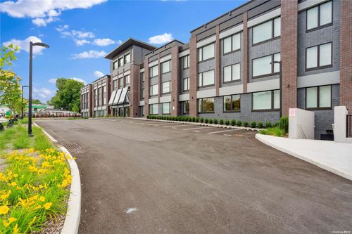 111-218 Middle Neck Rd, Great Neck, NY, 11021-1126 | Card Image