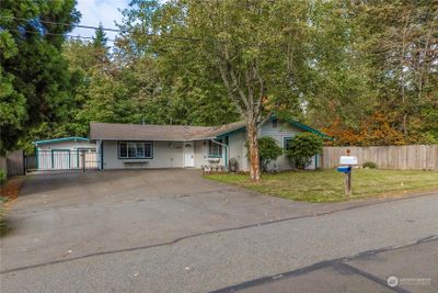 Large fully fenced and private yard. | Image 2