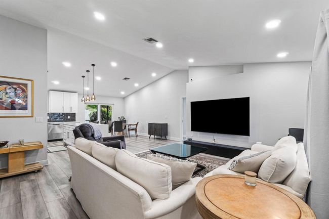 981 Wynndale Way, House other with 3 bedrooms, 2 bathrooms and null parking in Lantana FL | Image 4