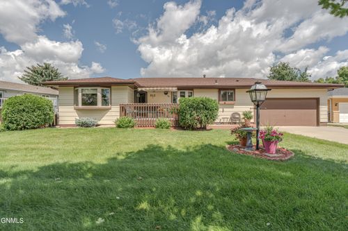 512 Lansing Ln, Bismarck, ND, 58504-6562 | Card Image