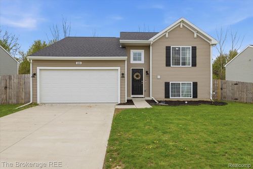 223 Creek Pointe Cir, Durand, MI, 48429-1668 | Card Image