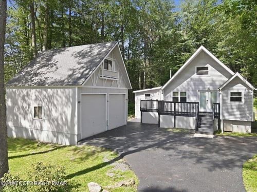 320 Lamont Way, Tobyhanna, PA, 18466-8247 | Card Image