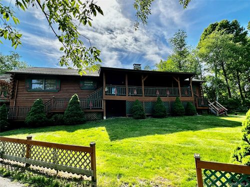 11 Cuomo Dr, Highland, NY, 12528-2304 | Card Image