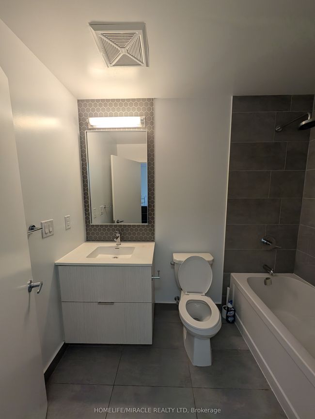 1611 - 2520 Eglinton Ave W, Condo with 3 bedrooms, 2 bathrooms and 1 parking in Mississauga ON | Image 13