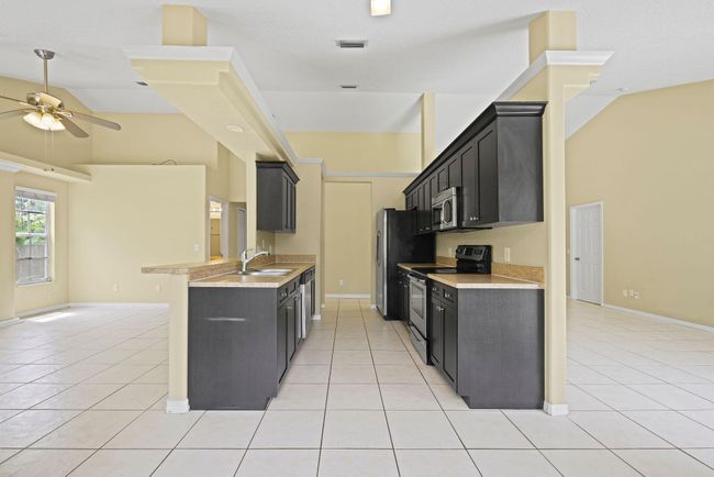 562 Sw Badger Ter, House other with 3 bedrooms, 2 bathrooms and null parking in Port St. Lucie FL | Image 11
